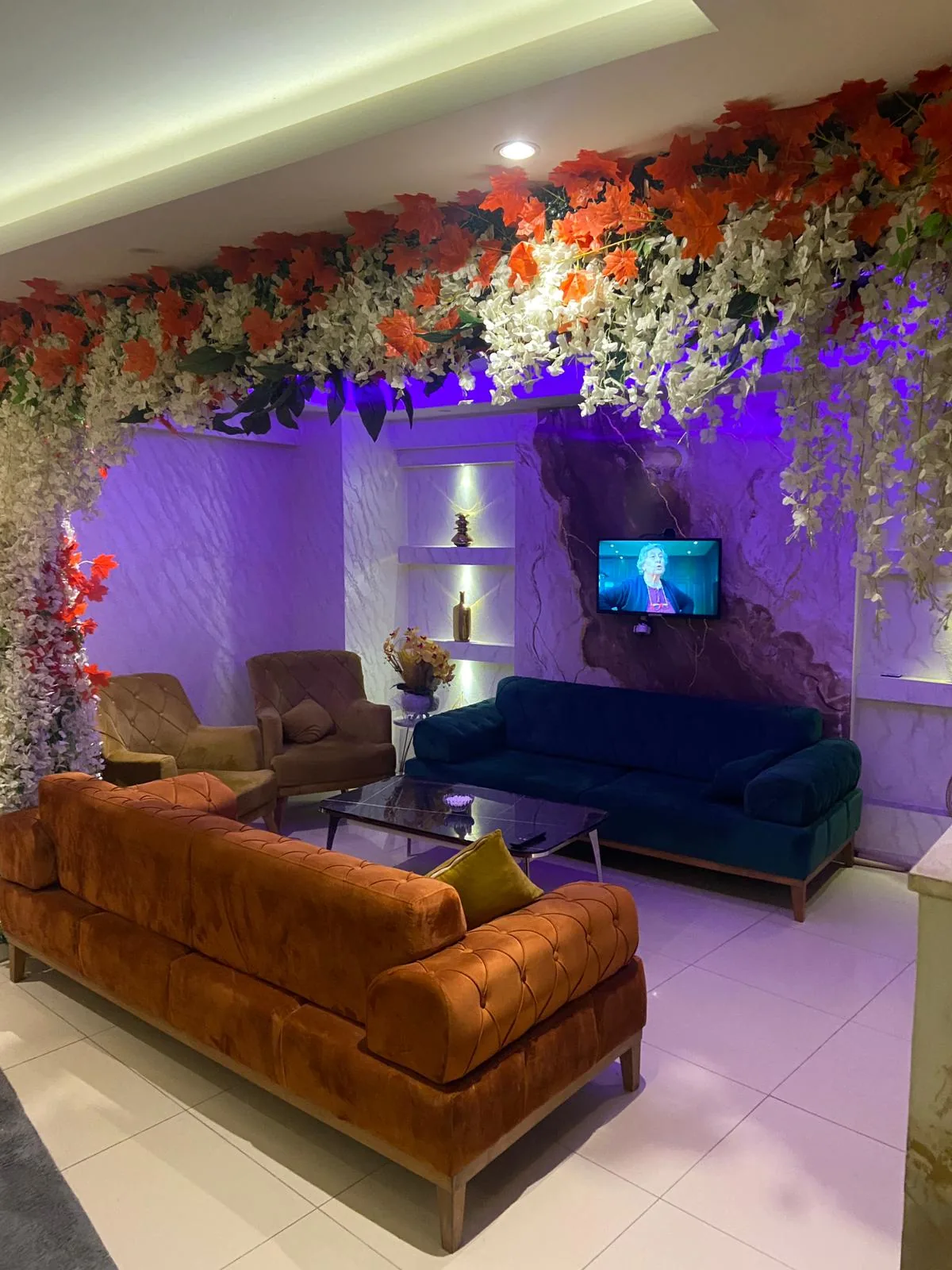 X PLUS spa Uşak bekleme ve lounge alanı, çiçek dekoru, konforlu kanepeler ile sıcak karşılama atmosferi