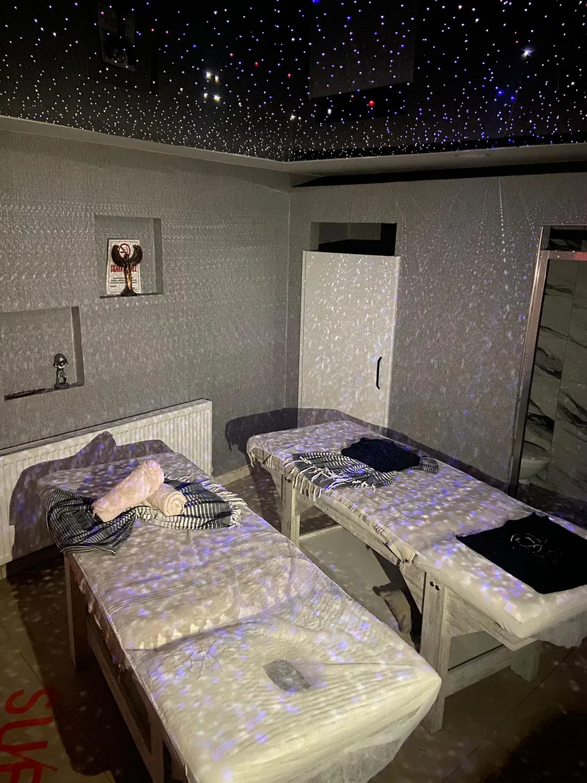X PLUS spa Uşak çift masajı kabini geniş açı, yıldız tavanlı atmosfer ve iki masaj yatağı