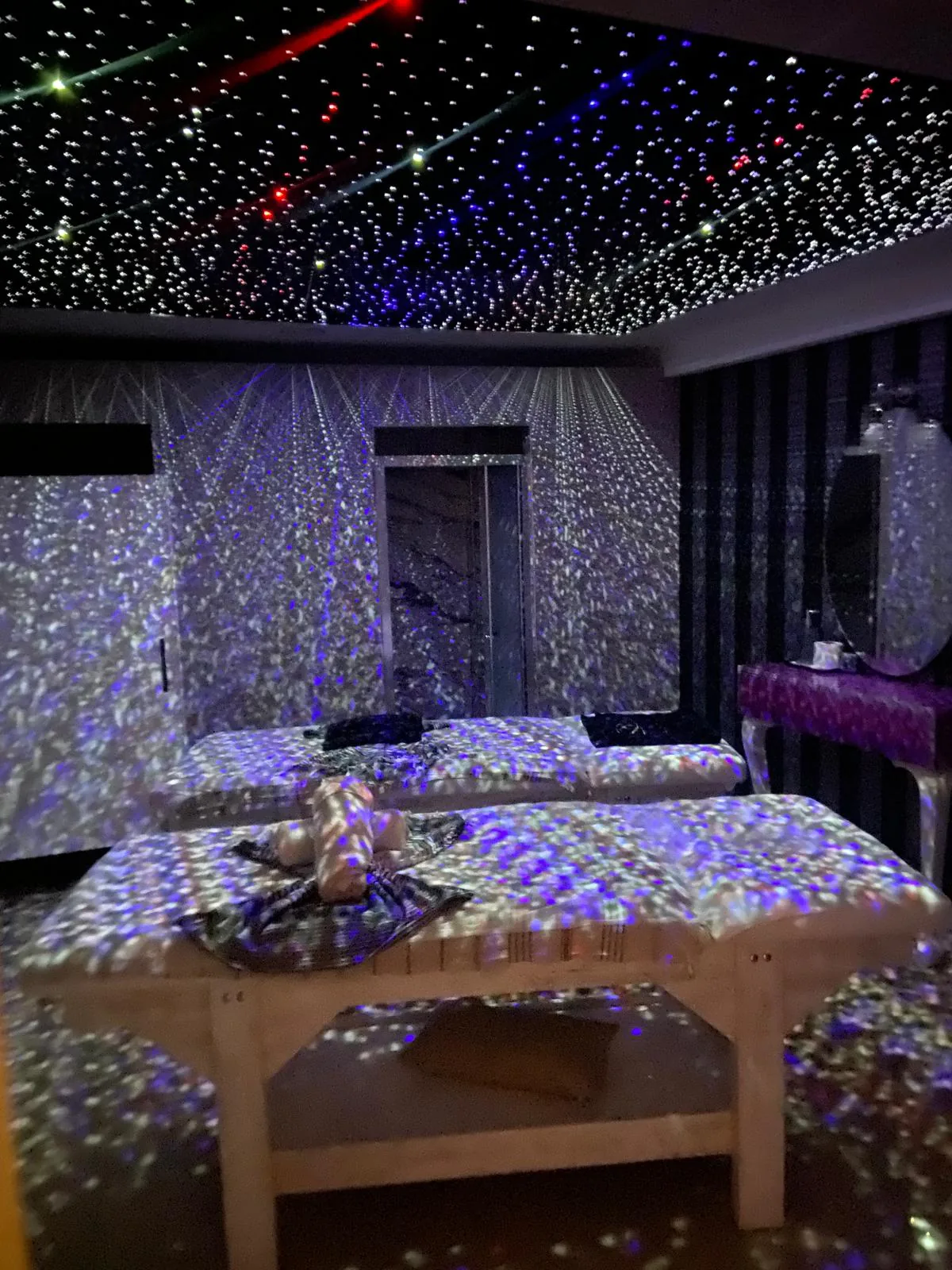 X PLUS spa Uşak çift masajı kabini, yan yana iki masaj yatağı ve yıldız ışık projeksiyonu ile romantik ortam