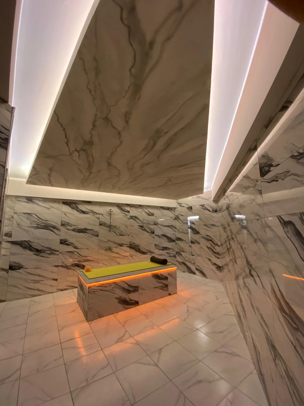 X PLUS spa Uşak mermer hamam odası geniş açı, mermer duvarlar ve LED aydınlatma ile huzurlu atmosfer
