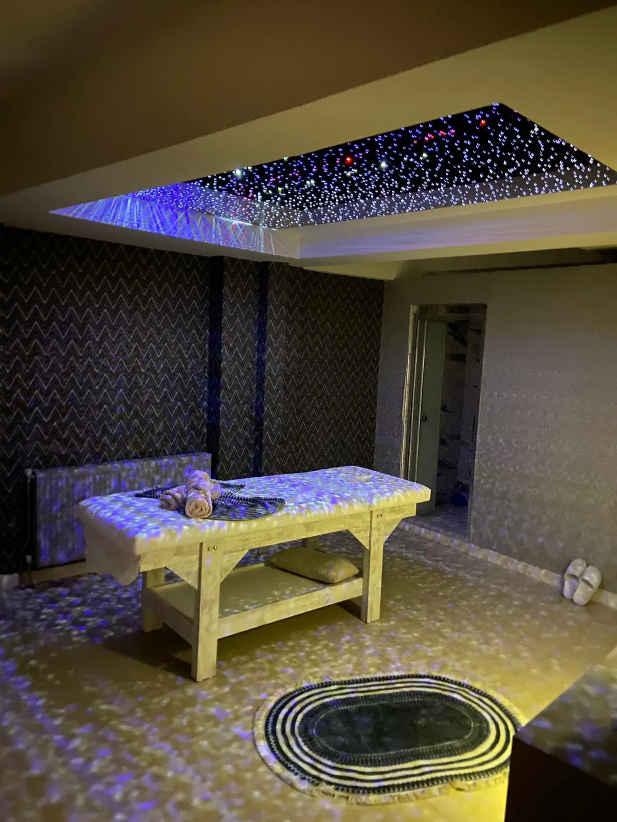 X PLUS spa Uşak yıldız tavanlı tematik masaj odası, renkli LED ışıklarla atmosferik aydınlatma